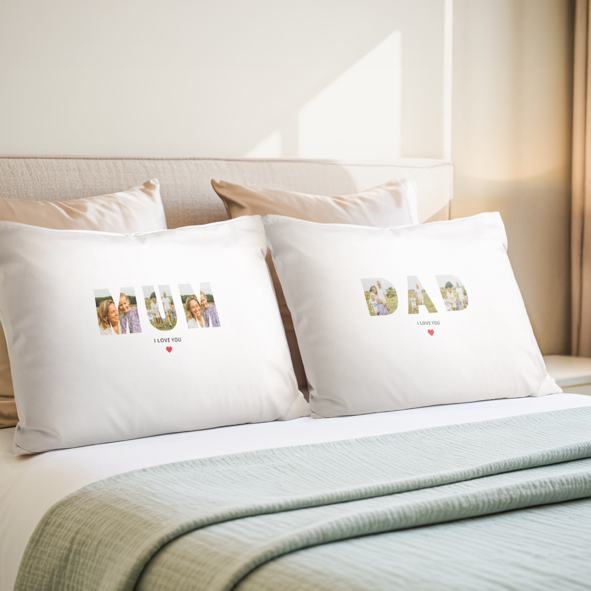 Fronhas personalizadas estampadas com fotos nas letras "MUM" e "DAD", com texto "I LOVE YOU" e corações, Um conjunto personalizado de fronhas com um tema amoroso é o presente mais romântico de sempre