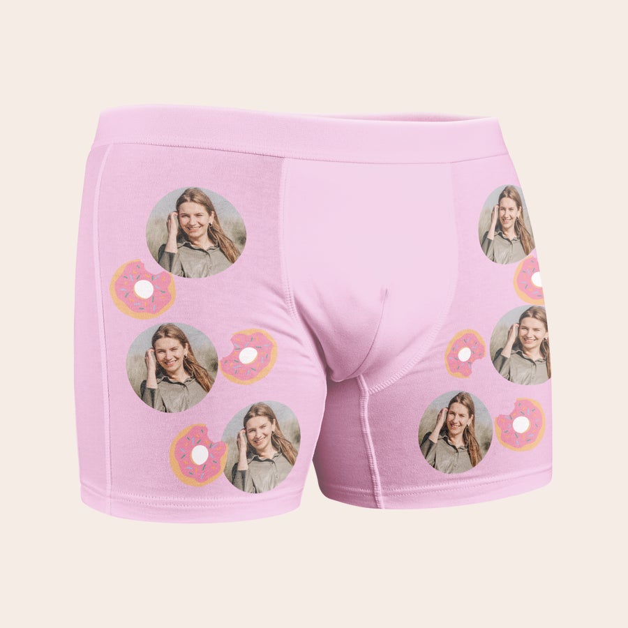 Boxerky s fotografiou Ružové pánske boxerky s potlačou fotografie ženy a vzoru šišiek, personalizované boxerky s vlastnou fotkou pre muža.