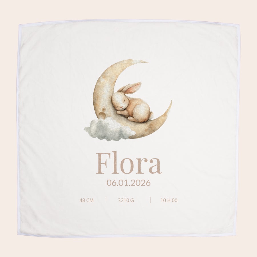 Couverture bébé personnalisée Couverture bébé personnalisée blanche avec illustration de lapin endormi sur la lune, prénom et date brodés.