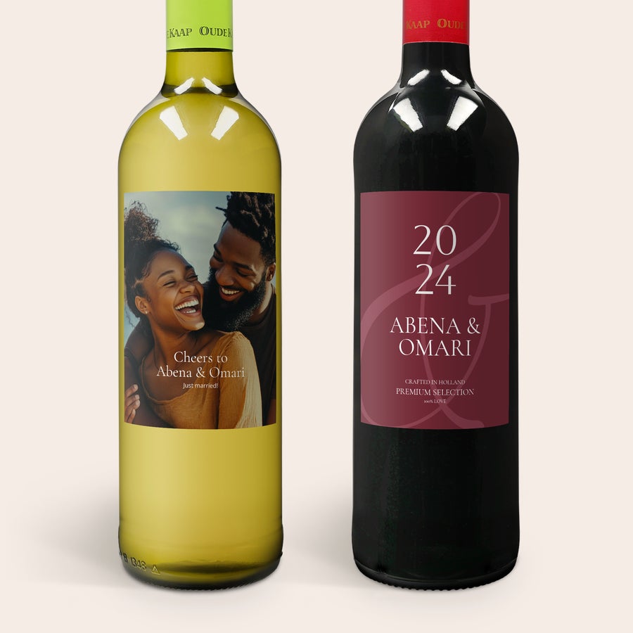 Set cadou vin personalizat - Oude Kaap Două sticle de vin Oude Kaap, una albă cu o etichetă foto cuplu, alta roșie cu o etichetă tipărită 2024 Abena & Omari, perfecte pentru a surprinde pe cineva.