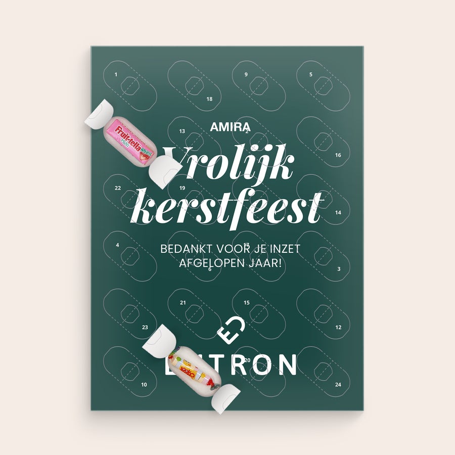 Snoep Aftelkalender personaliseren Gepersonaliseerde snoep adventskalender met naam Amira, tekst Vrolijk Kerstfeest en Bedankt voor je inzet afgelopen jaar, en Fruittella snoepjes.
