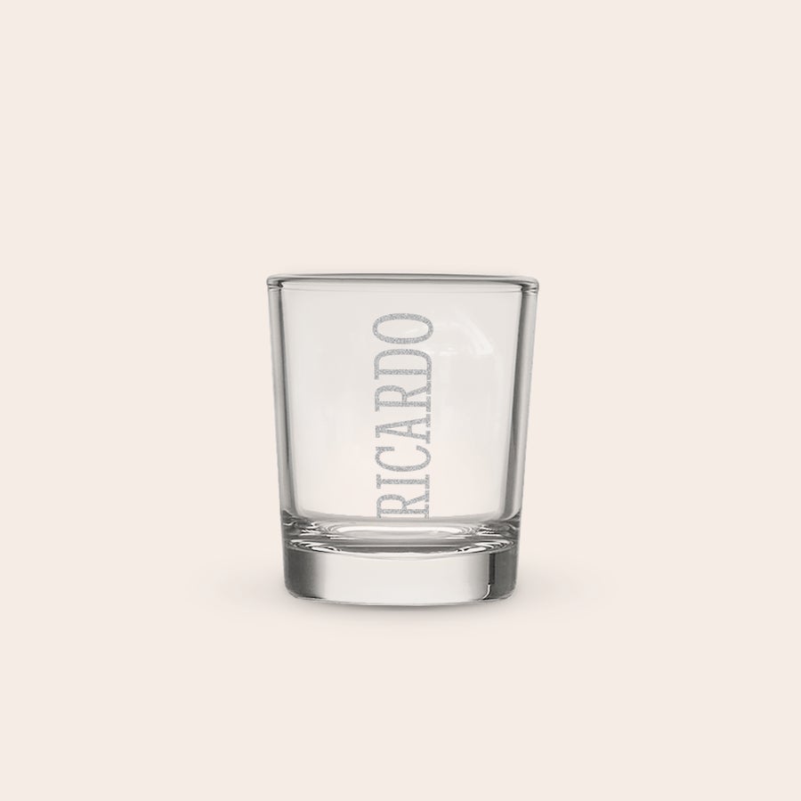 Vodka YourSurprise Vaso de vodka personalizado con el nombre "RICARDO" grabado, lleno de hielo, el mejor regalo temático de bebidas.