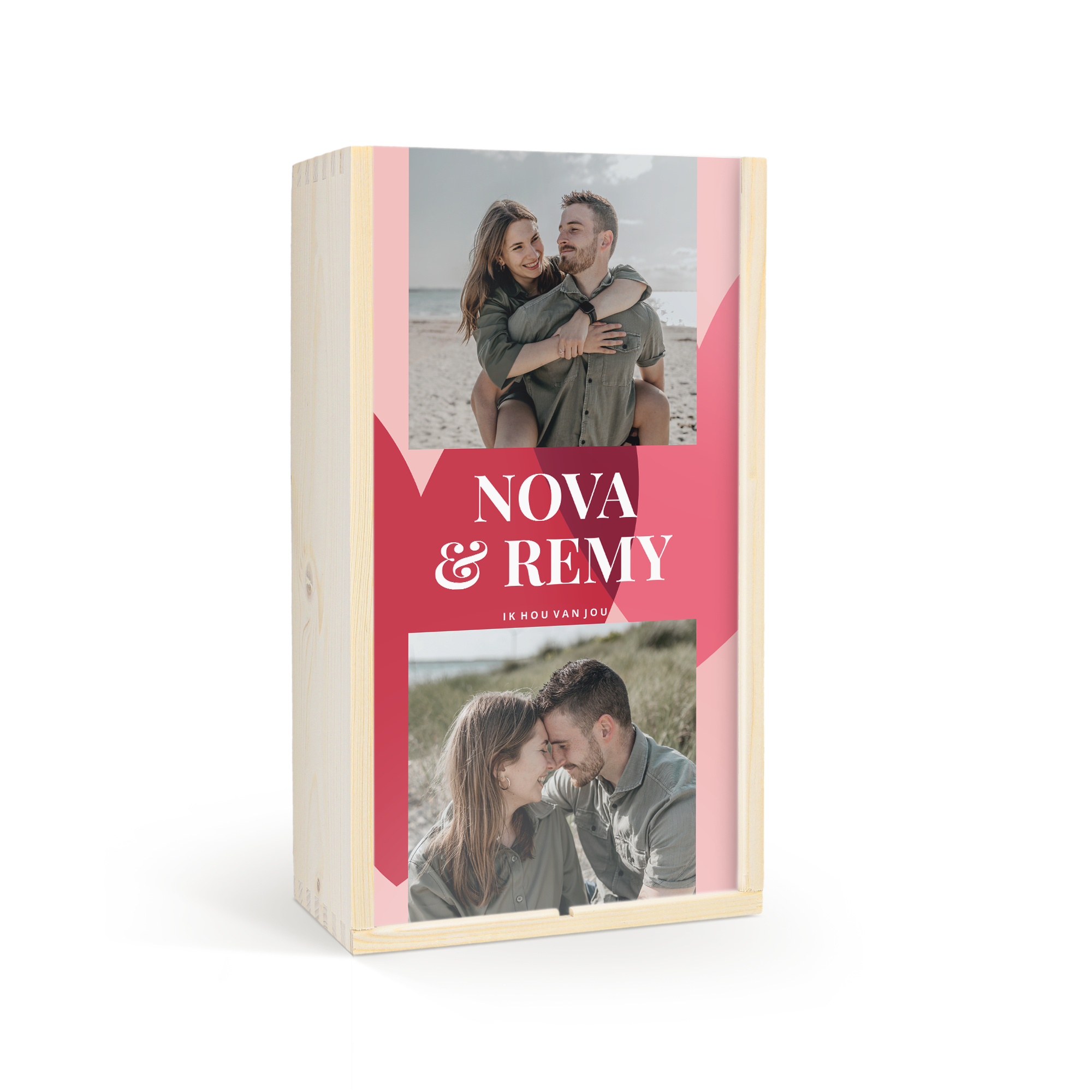 Een Maison de la Surprise wijnpakket in een bedrukte wijnkist met foto's van een koppel en de namen Nova & Remy, met tekst "Ik hou van jou".