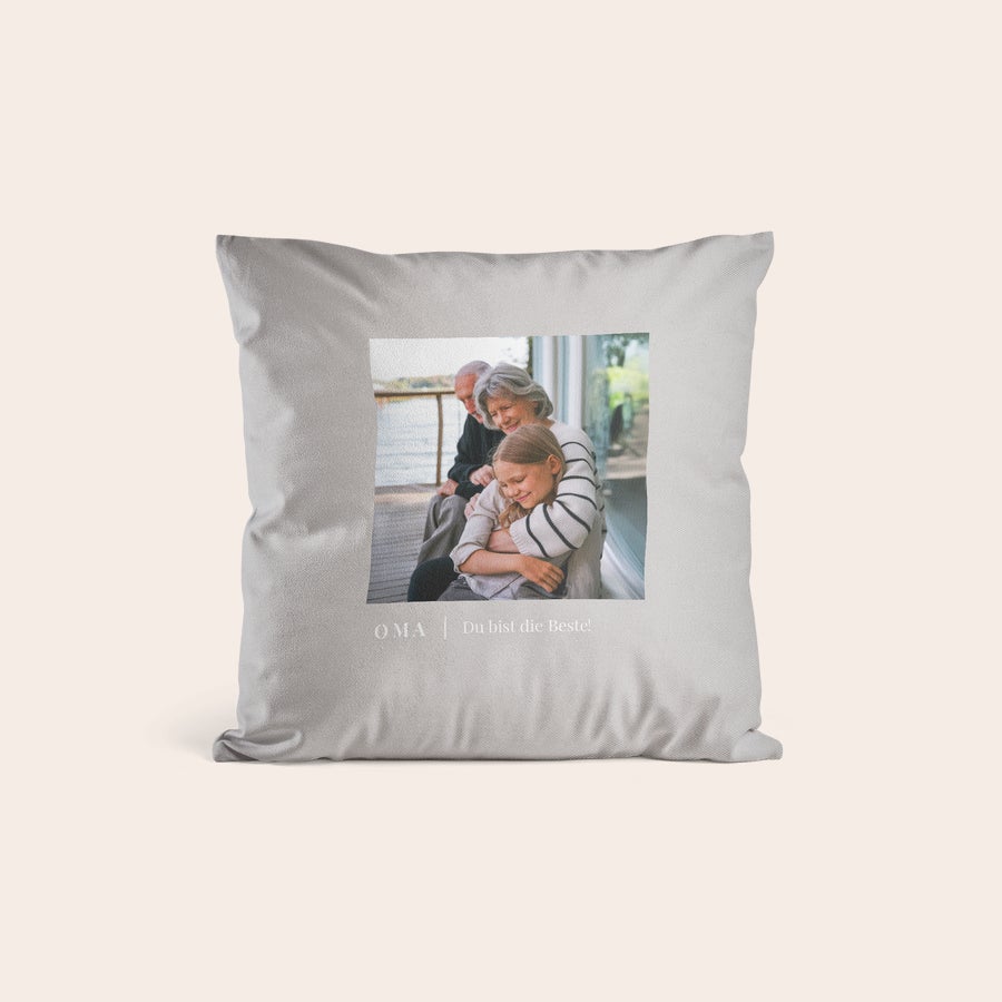 Kissen mit Foto Weicher Kissenbezug mit Foto, bedruckt mit Bild einer Familie und Text "OMA | Du bist die Beste!"