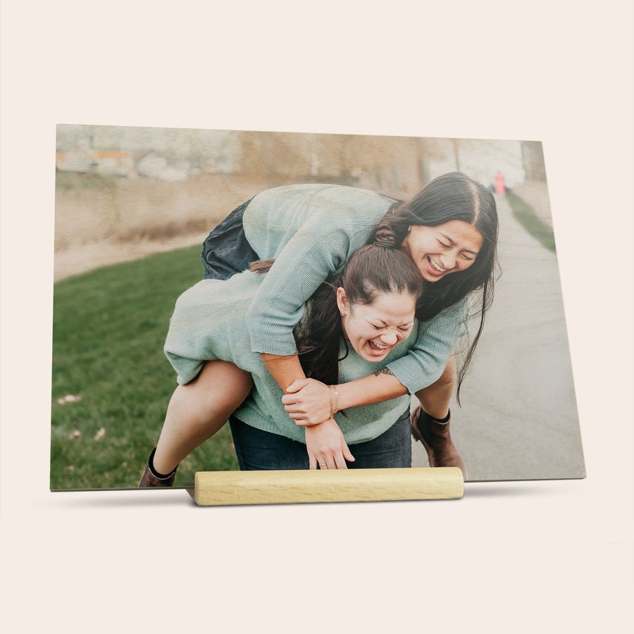 Carte personnalisée en bois Carte postale en bois personnalisée avec photo imprimée de deux amies riant, pour dire que vous pensez à quelqu'un.