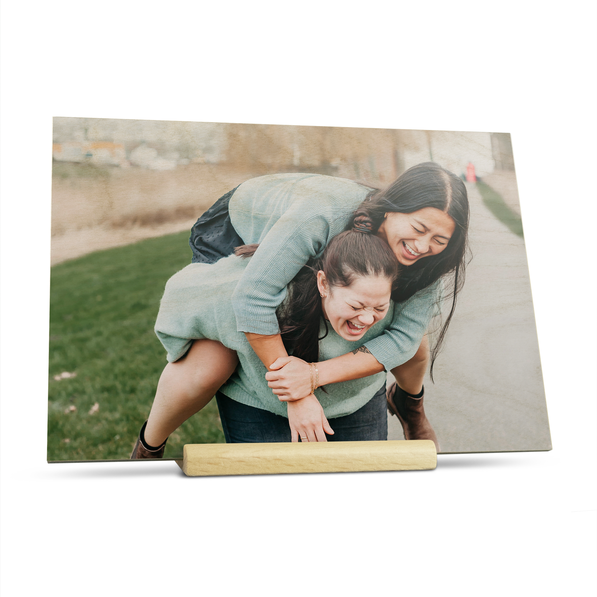 Holzpostkarte bedruckt mit einem Foto von zwei Frauen auf dem Rücken in einem Park, ein Geschenk um die Liebsten zu überraschen