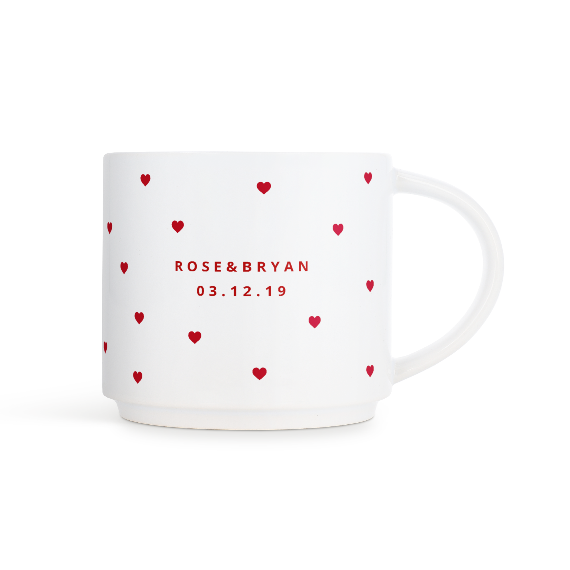 Tasse empilable personnalisée blanche avec des coeurs rouges, texte imprimé ROSE & BRYAN et la date 03.12.19