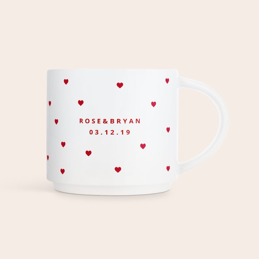 Tasses empilables avec photo Tasse empilable personnalisée blanche avec des coeurs rouges, texte imprimé ROSE & BRYAN et la date 03.12.19