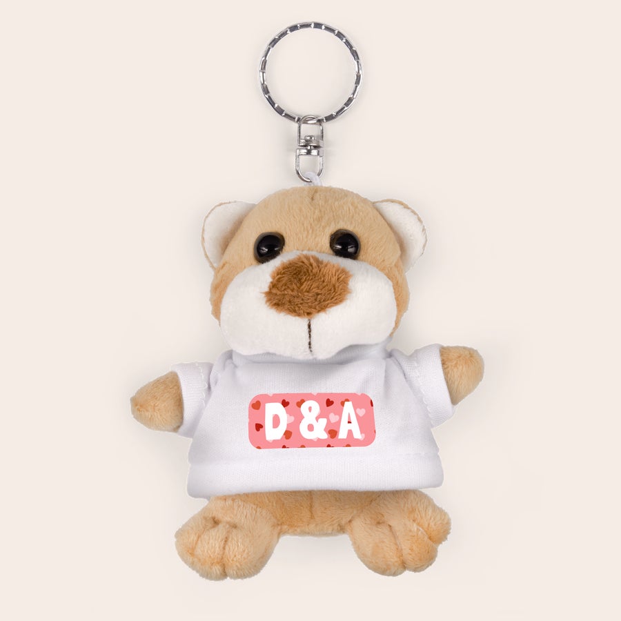 Mini llavero personalizado con oso de peluche Llavero de oso de peluche marrón con camiseta blanca impresa con "D & A" y corazones.
