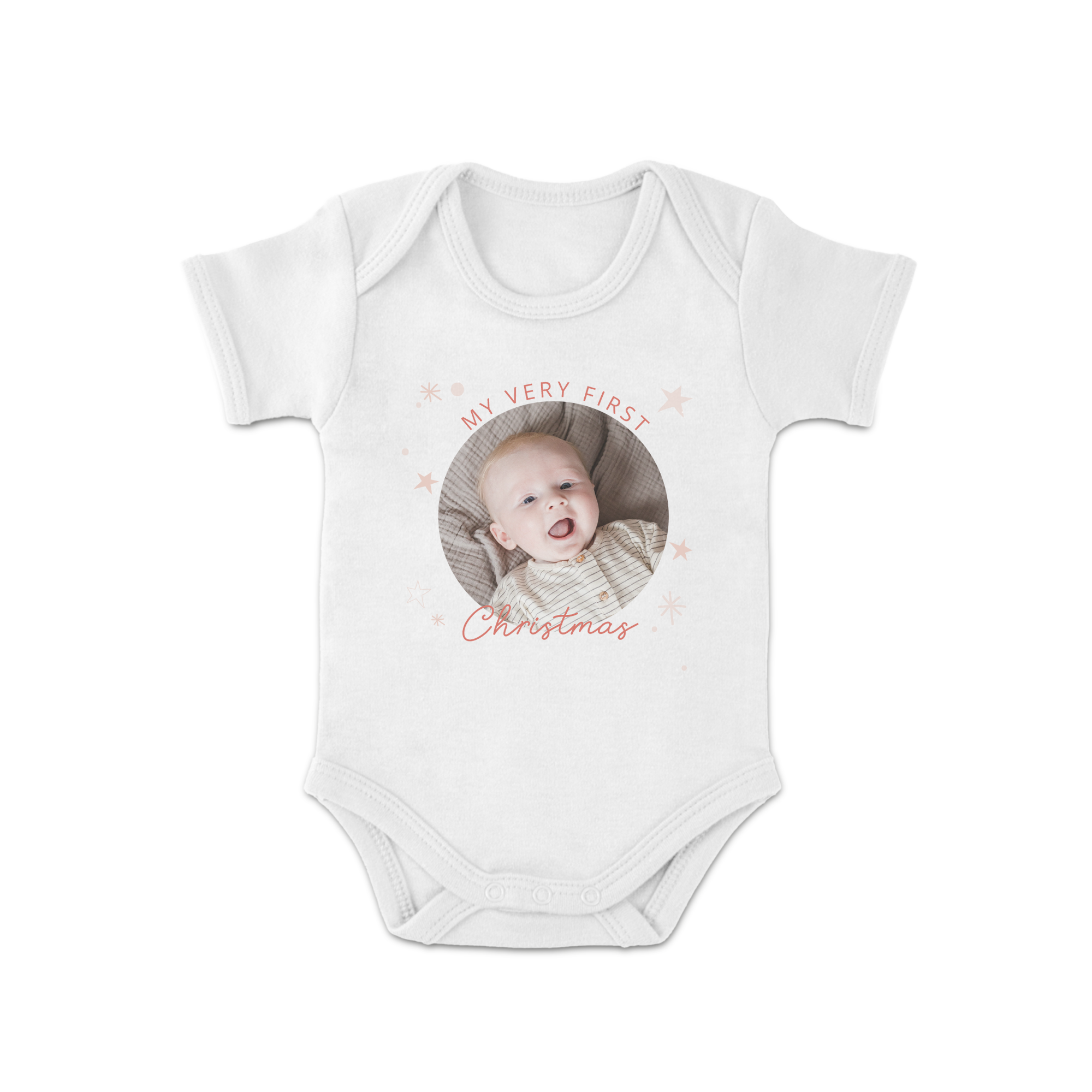 Baby Body mit Foto eines Babys, der Aufschrift "My Very First Christmas" und Sternen, bedruckt mit tollen Weihnachtsdesigns und einem Namen oder Text personalisierbar