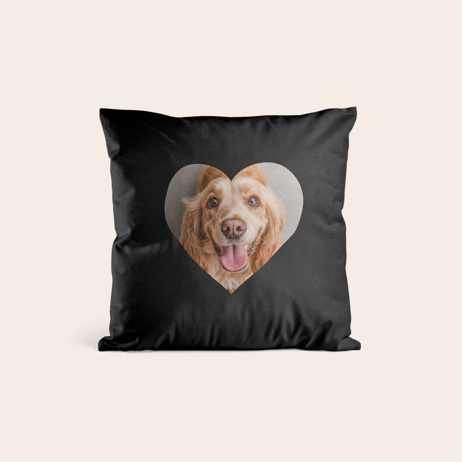 Cuscini con Foto Cuscino personalizzato nero con foto di un cane stampata a forma di cuore, ideale per sorprendere chi vuoi.