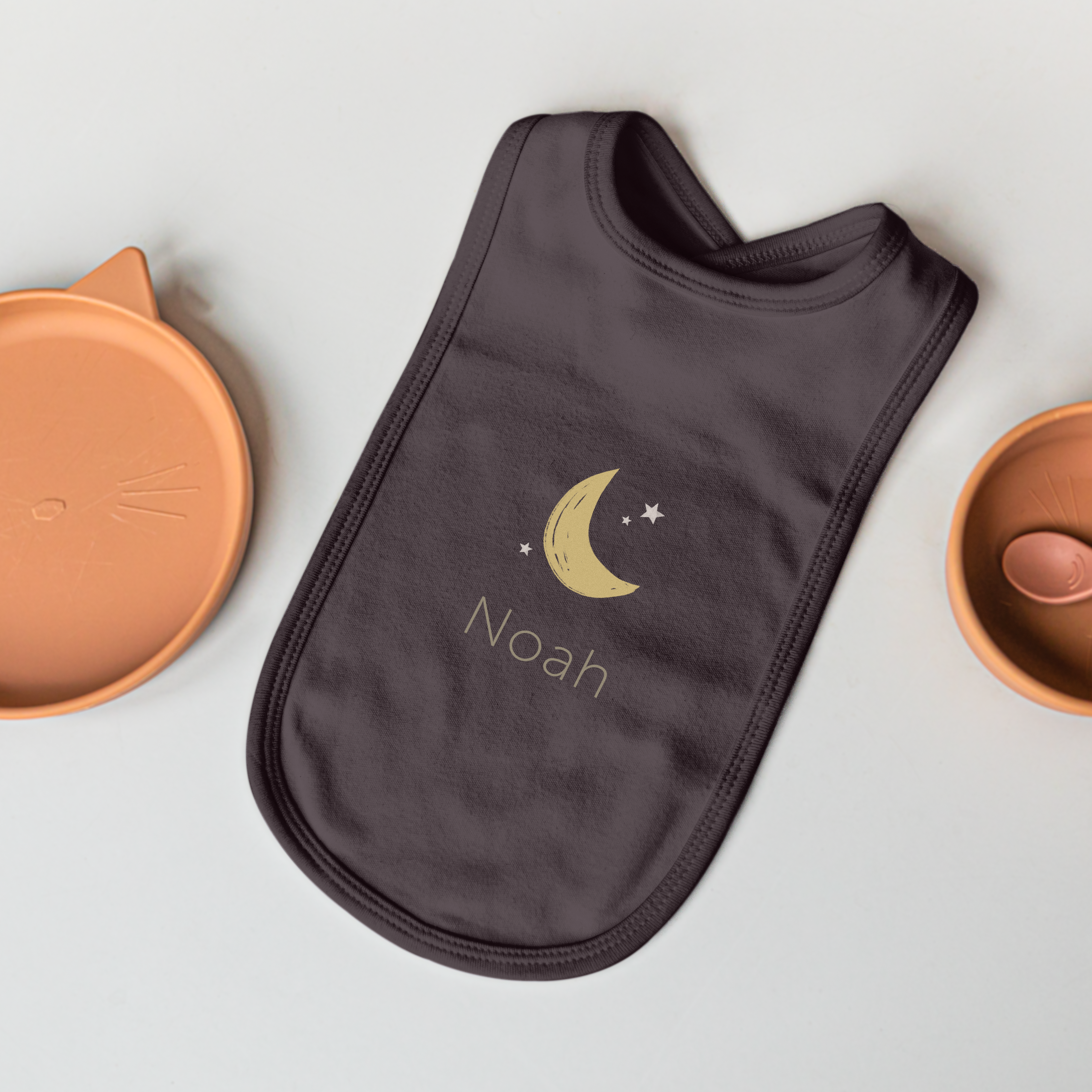 Bavoir bébé gris personnalisé avec le nom Noah, une lune et des étoiles imprimés. Plus d'inquiétude, ses jolis vêtements resteront propres.