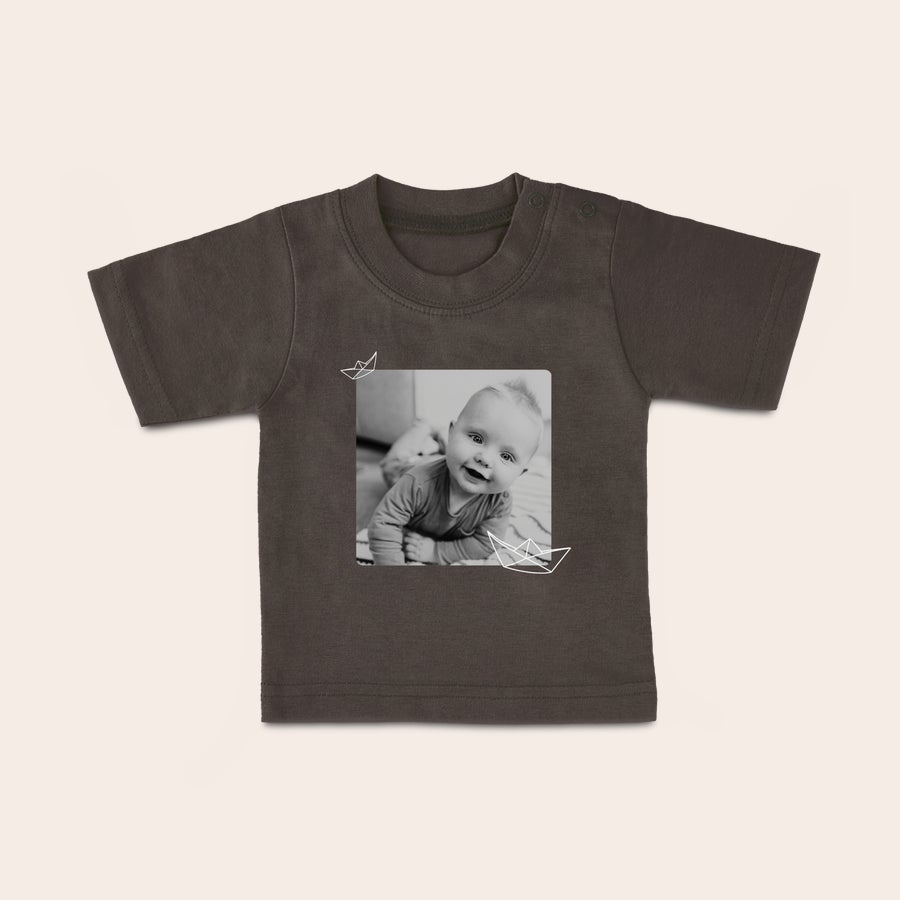 T-shirt feito sob encomenda do bebê T-shirt cinzenta escura para bebé com fotografia impressa de bebé sorridente e barcos de papel. Vista o seu pequeno com uma estilosa t-shirt personalizada por si!