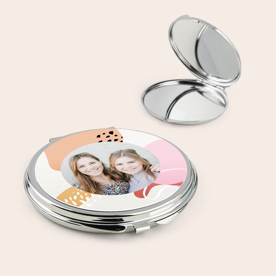 Kozmetikai zsebtükör Egyedi make-up tükör fényképpel nyomtatva, két fiatal nő portréjával, mely személyre szabható ajándék.