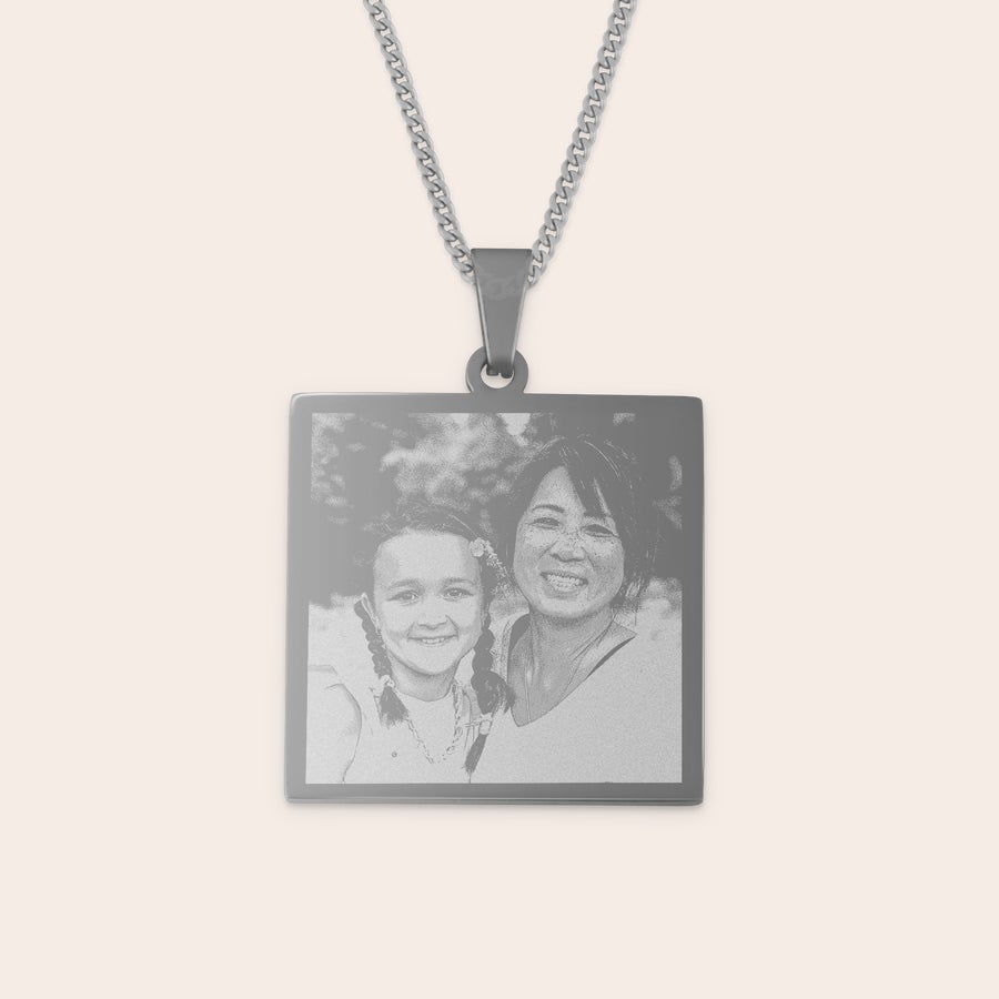 Colar com pendente quadrado Pingente de ródio gravado com foto de mãe e filha, um presente personalizado e especial.