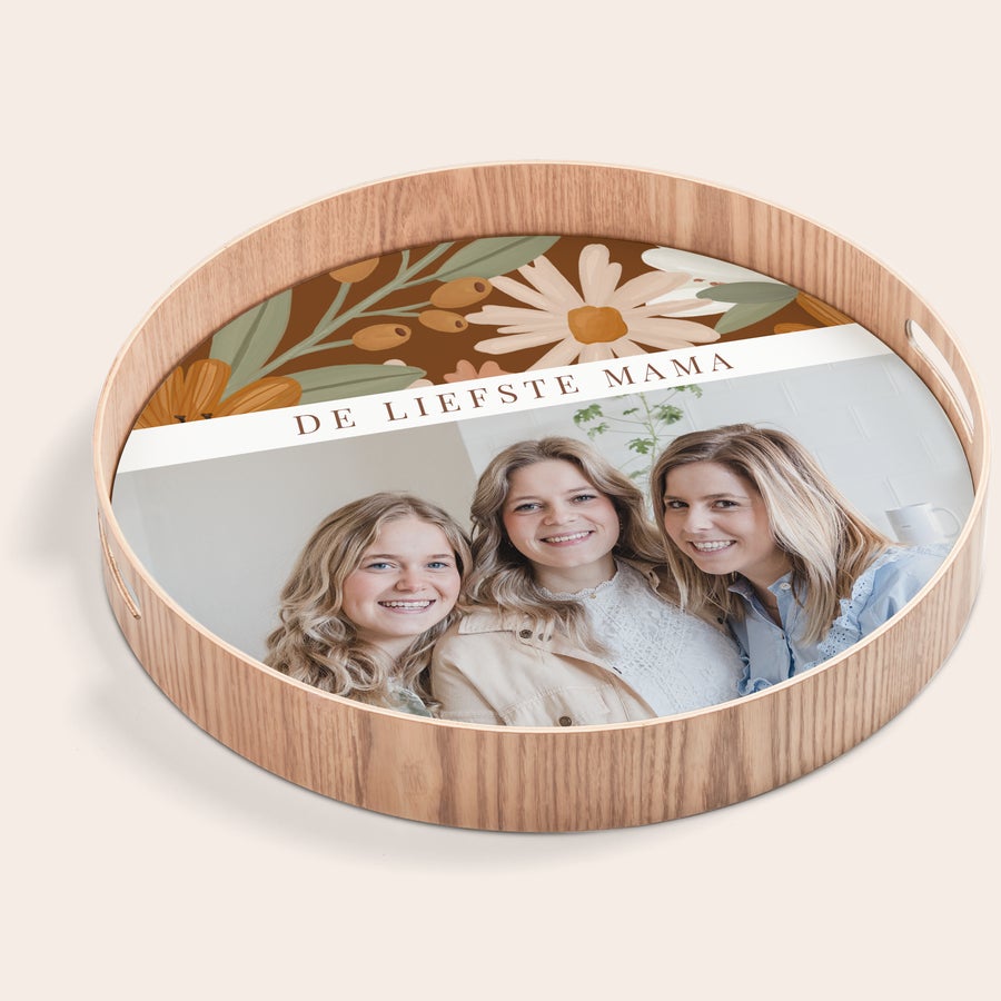 Rond dienblad bedrukken Rond dienblad met een houten frame, bedrukt met een foto van drie lachende vrouwen en de tekst De Liefste Mama