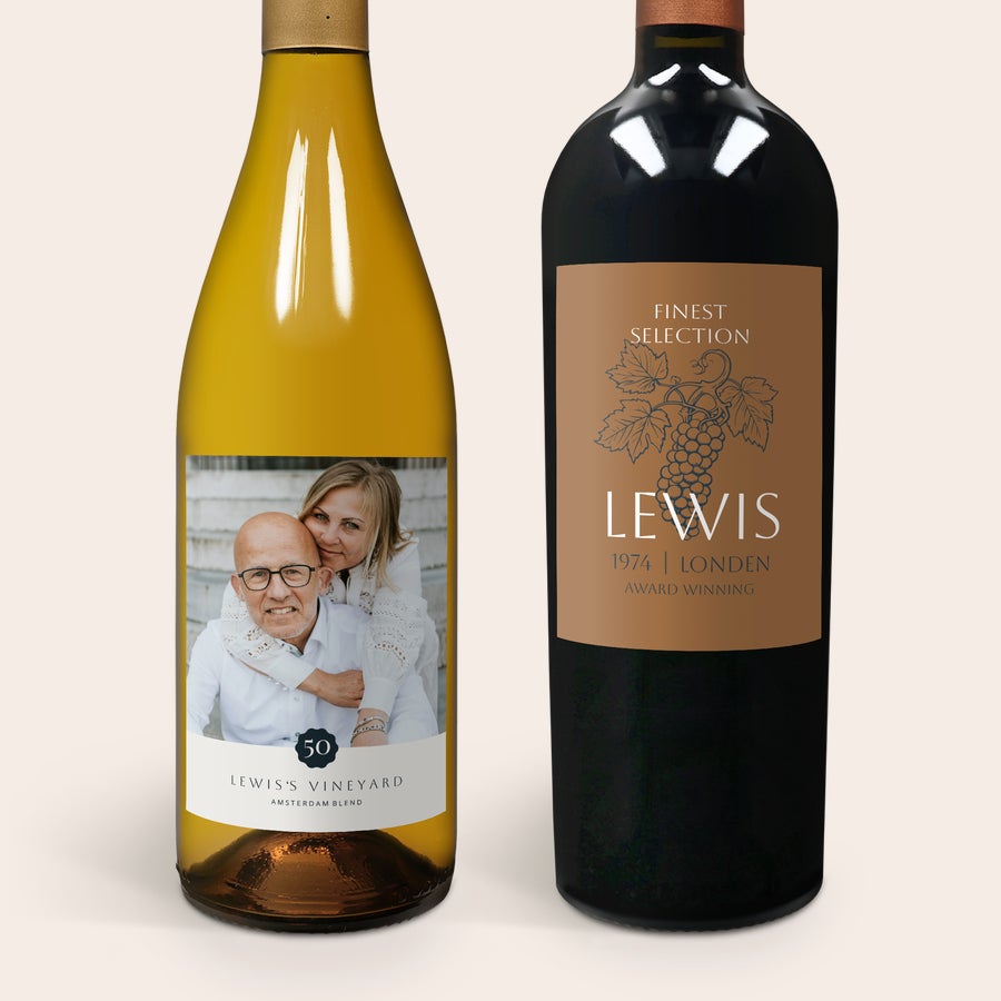 Set de vino con etiqueta personalizada - Salentein Primus - Malbec y Chardonnay Botella de vino blanco con etiqueta de foto personalizada con una pareja sonriente, y botella de vino tinto con etiqueta diseñada.