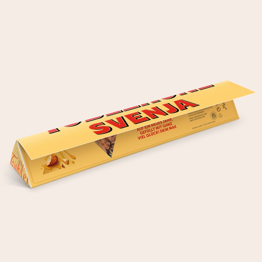 Toblerone mit Namen Toblerone personalisieren Größe S mit Namen Svenja und Foto, bedruckt mit Wunschtext.
