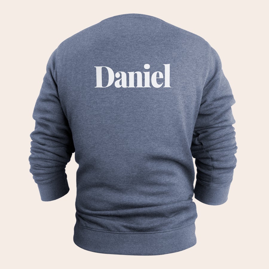 Moški pulover Osebni pulover s potiskanim imenom Daniel na hrbtu.