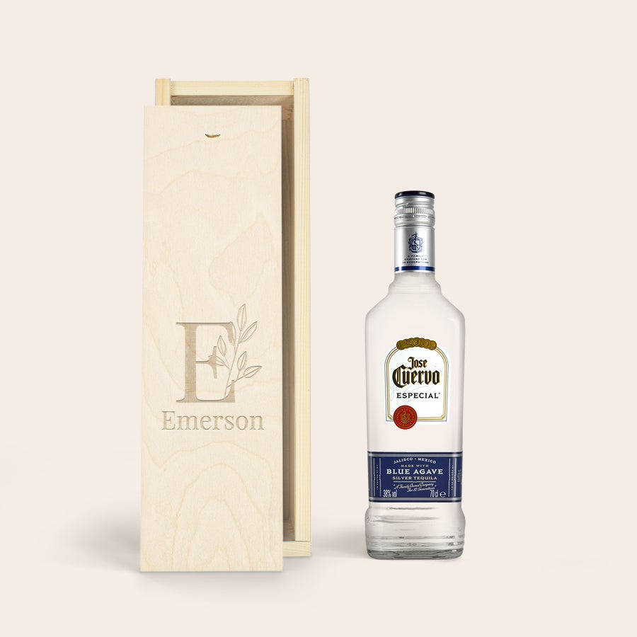 Tequila cadeau - Jose Cuervo Especial Silver Fles Jose Cuervo Especial tequila in een gepersonaliseerde houten kist, gegraveerd met letter E en de naam Emerson.