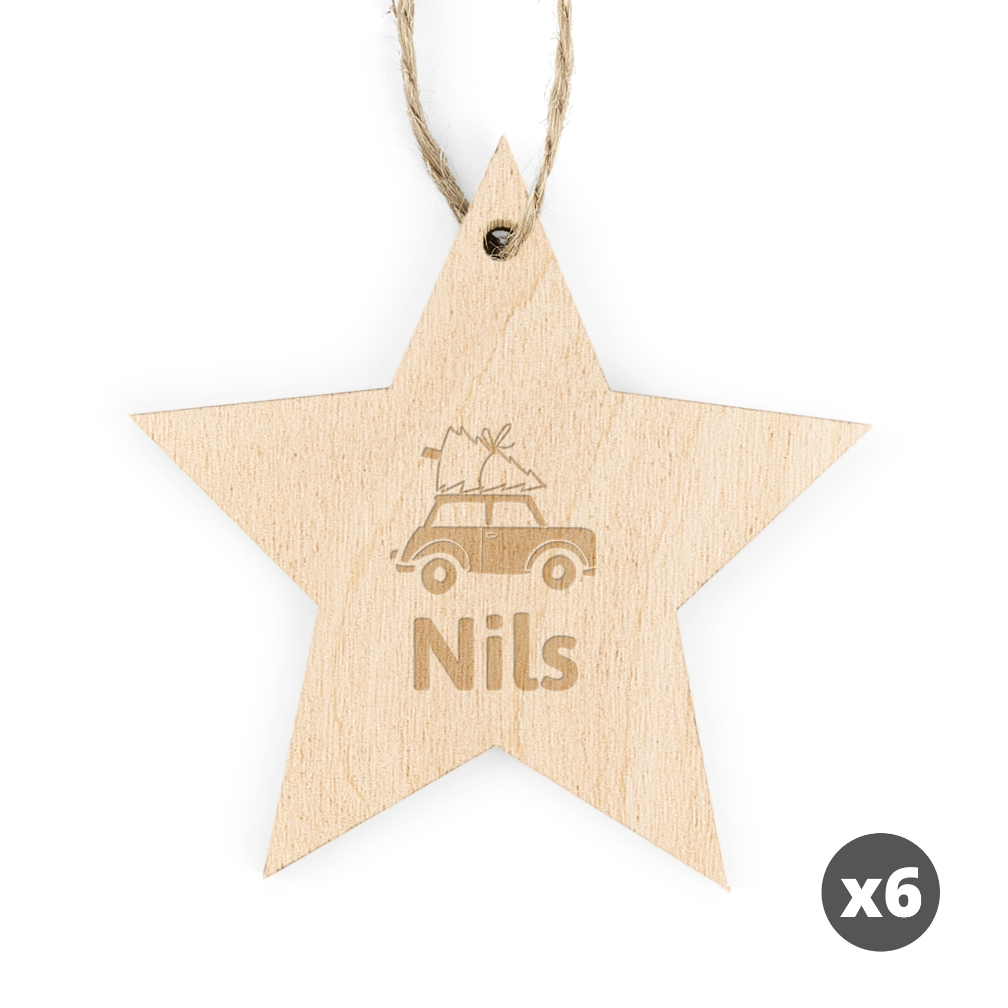 Stjerneformet juletræspynt af træ, indgraveret med en bil der transporterer et juletræ og navnet Nils
