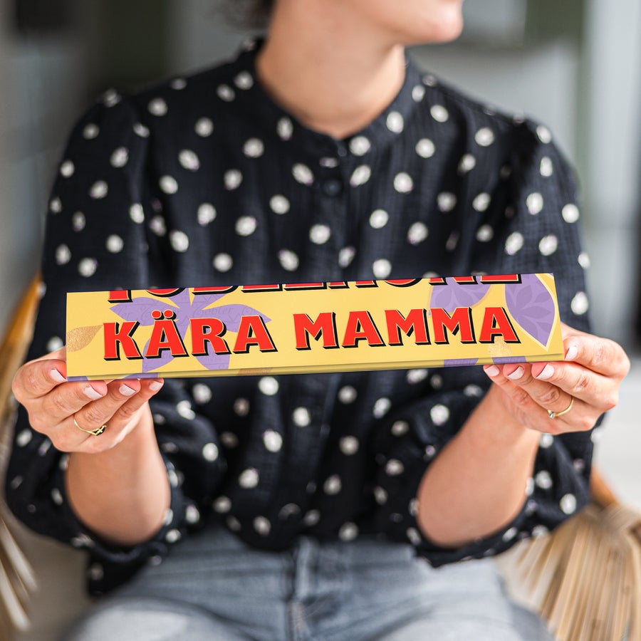Morsdag Toblerone Personlig Toblerone-chokladkaka med texten "KÄRA MAMMA" tryckt på den gula förpackningen. Överraska din mamma med en personlig Toblerone-chokladkaka.