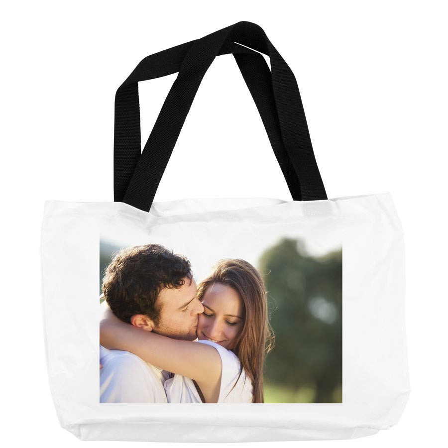 Sacola de compras branca personalizada com foto impressa de um casal se abraçando e alças pretas