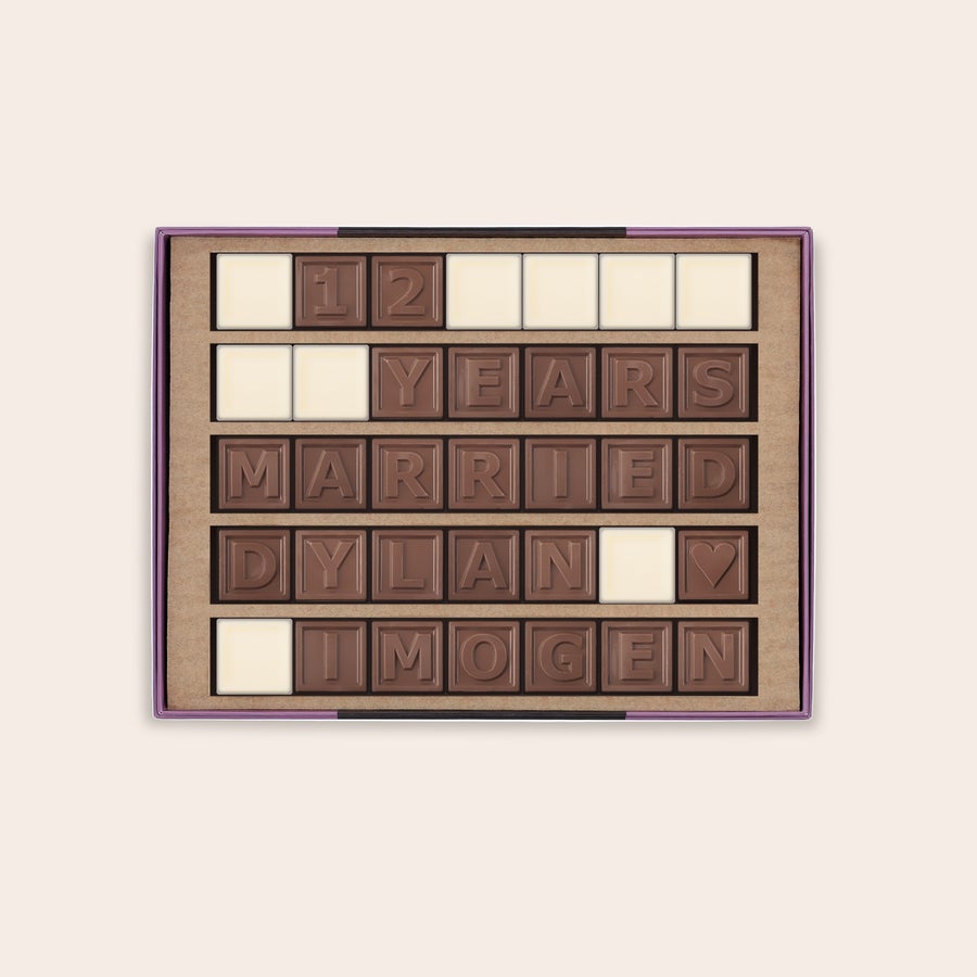 Personligt Chokolade Telegram Dit personlige chokoladetelegram, 12 YEARS MARRIED DYLAN IMOGEN med hjerte i mælke- og hvid chokolade.