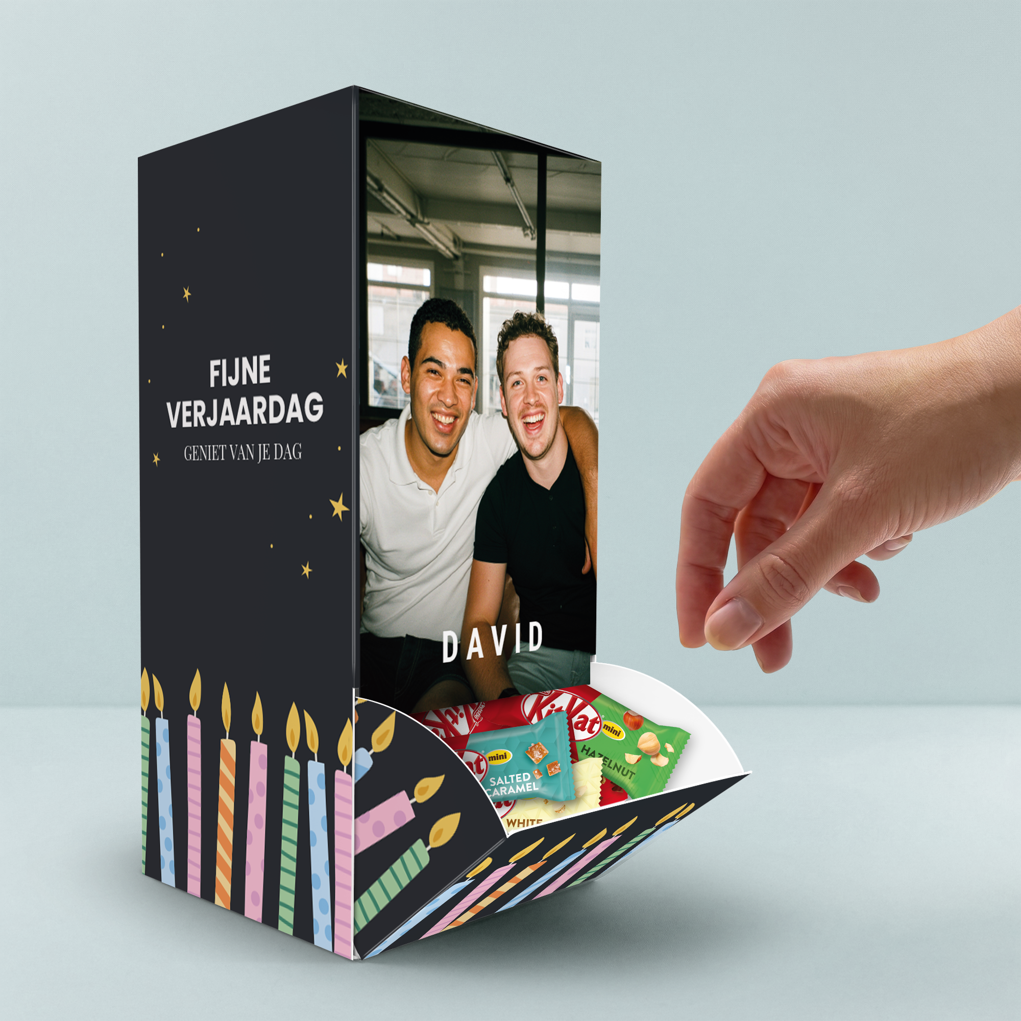 Dispenser met Mini KitKat bedrukken met eigen foto en naam voor een verjaardag