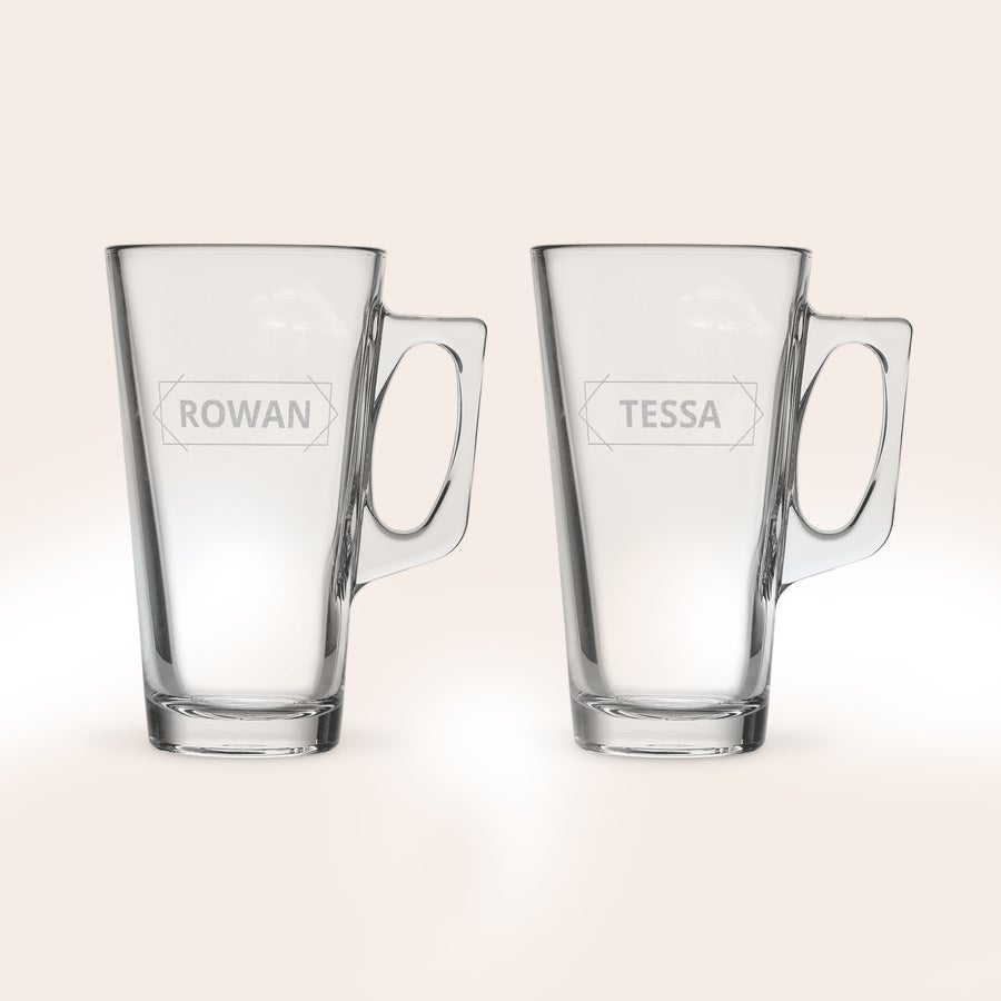 Latte macchiato glas graveren Twee latte macchiato glazen gegraveerd met de namen Rowan en Tessa.