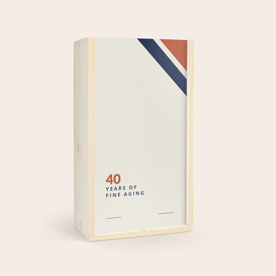 Jack Daniels Gentleman Jack v personalizovanej krabici Personalizovaná drevená krabica s fľašou whiskey Jack Daniels Gentleman Jack s potlačou 40 Years of Fine Aging