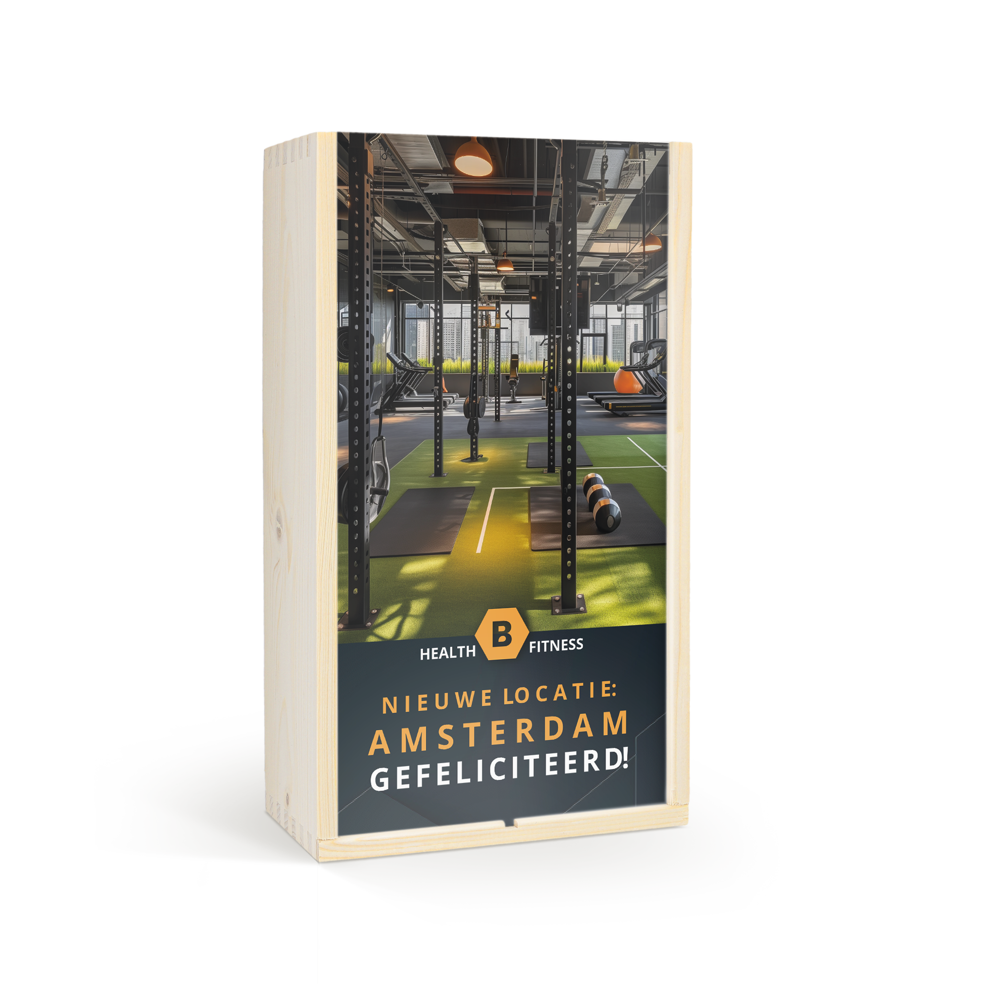 Houten kist met Westmalle bieren, bedrukt met een foto van een sportschool en de tekst "Nieuwe locatie: Amsterdam gefeliciteerd!".