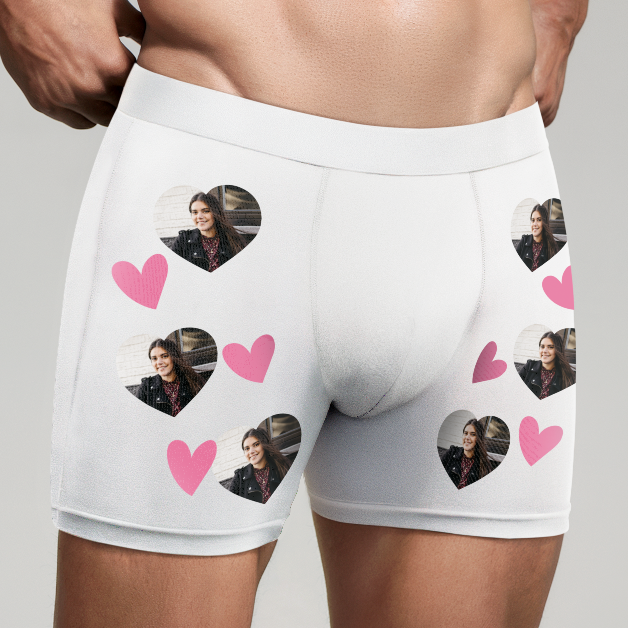 Boxer alb personalizat cu o fotografie repetată în inimioare roz, oferă un boxer personalizat amuzant