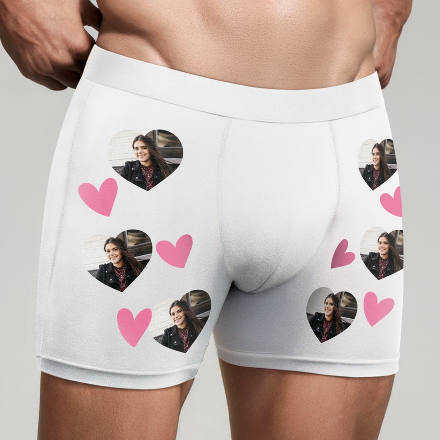 Kalsonger med eget tryck Vita boxershorts med upprepade tryckta fotohjärtan och rosa dekorhjärtan, Vem ska du överraska med dessa unika boxershorts med trykk?