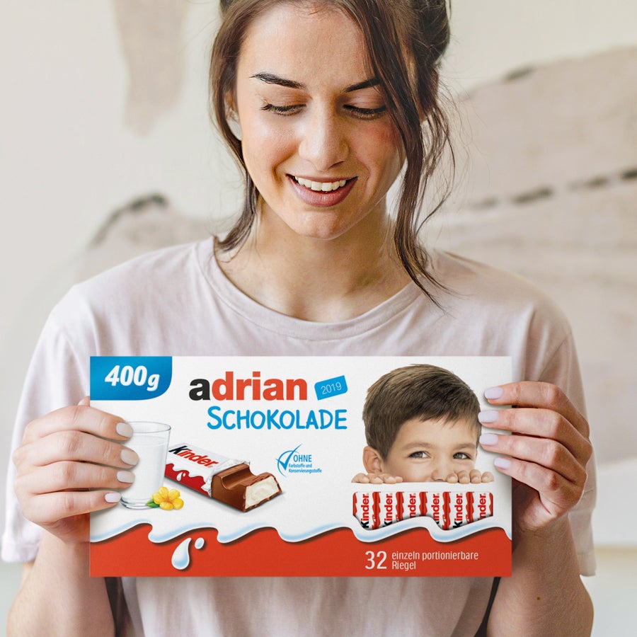 Mega kinder Schokolade mit Foto und Namen Mega kinder Schokolade mit Namen - 400 Gramm, personalisiert mit einem Namen und Foto auf der Verpackung.
