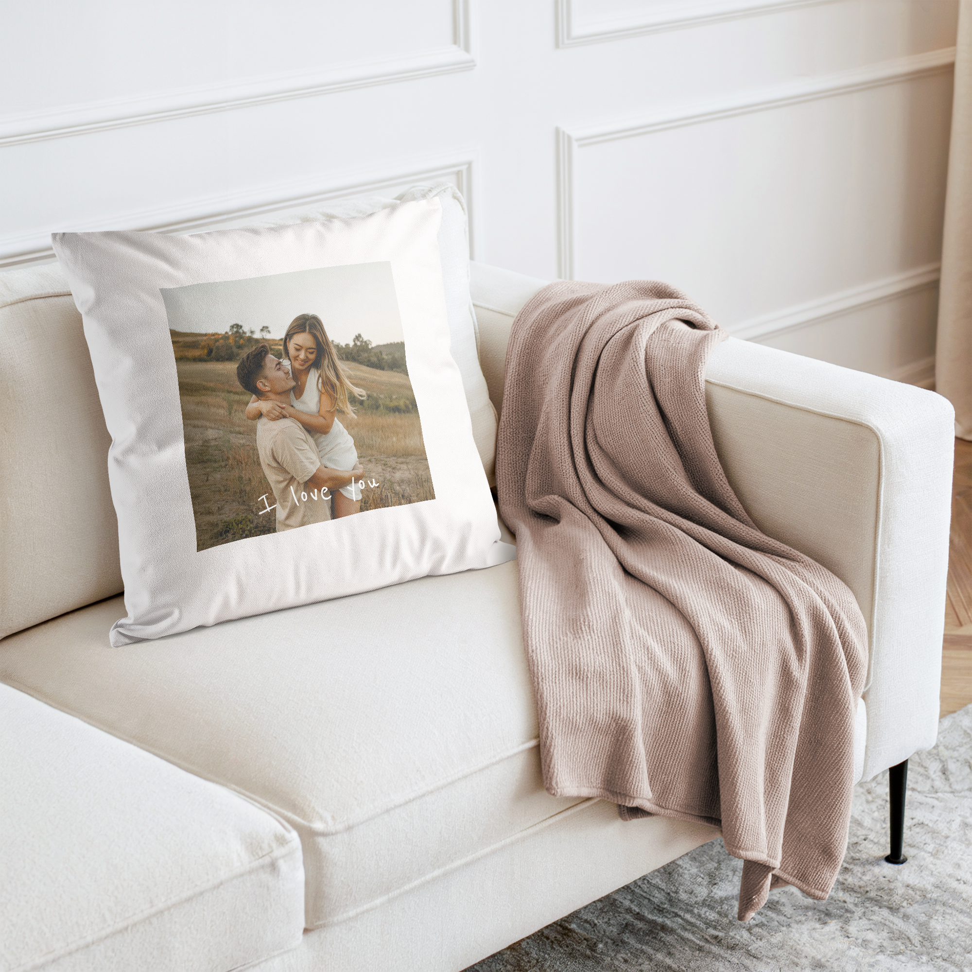 Personalizirana blazina z natisnjeno fotografijo para in belim napisom I love you, za presenečenje najljubših ljudi