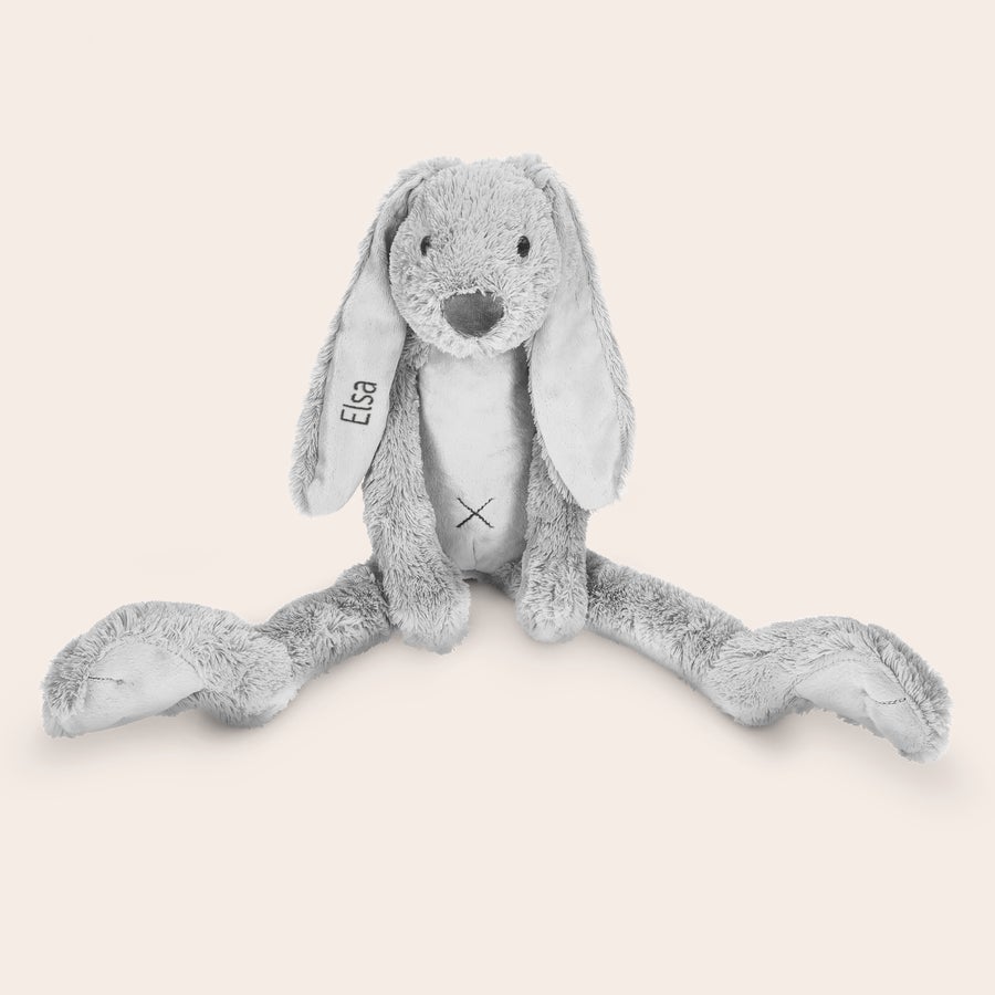 Personalisiertes Kuscheltier - Happy Horse Niedliches graues Kuschelkaninchen mit dem Namen Elsa auf dem Ohr bestickt.