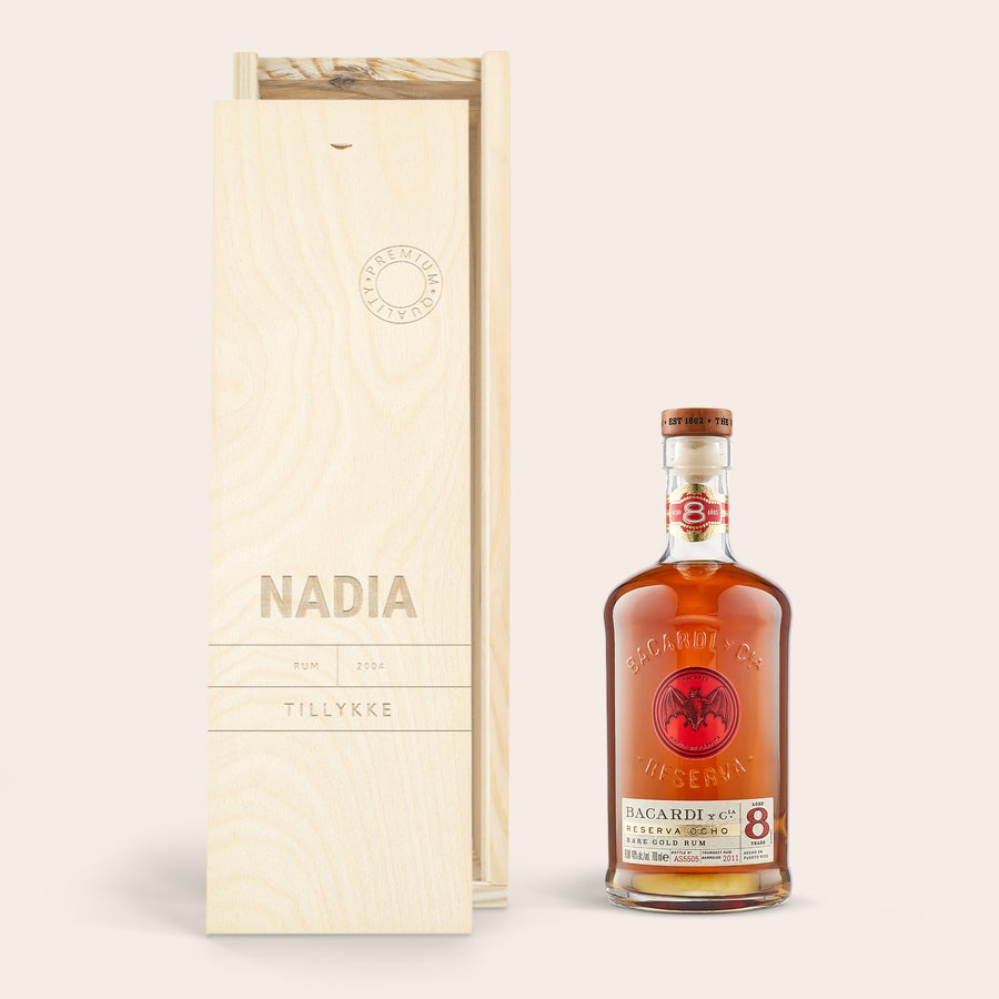 Bacardi Reserva Ocho rom - Indgraveret trææske Bacardi Reserva Ocho rom - Indgraveret trææske
