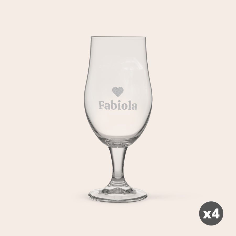 Bicchiere Pina Colada Personalizzato Un set di 4 bicchieri da pina colada con il nome Fabiola e un cuore incisi a laser