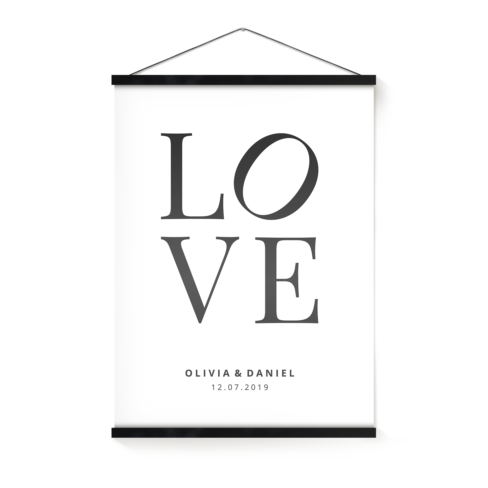 Bílý plakát s nápisem LOVE a jmény Olivia & Daniel, doplněný magnetickým držákem plakátů