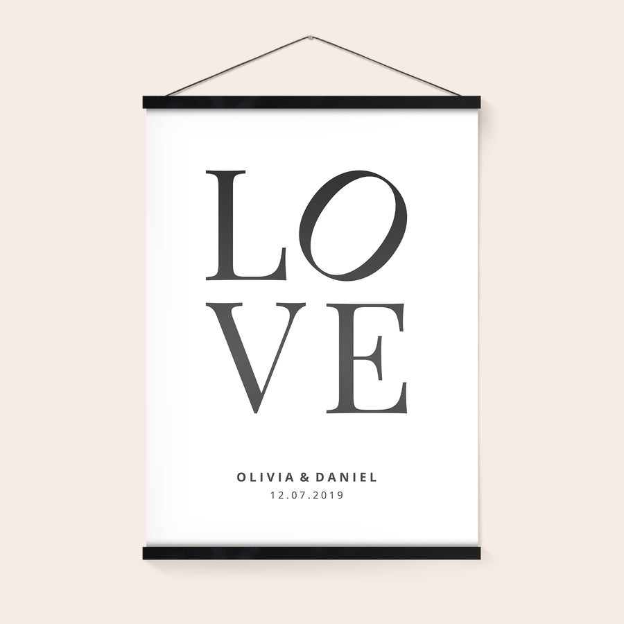 Póster personalizado com suporte Póster personalizado impresso com a palavra LOVE, nomes "OLIVIA & DANIEL" e a data "12.07.2019" com cabide de madeira preta para imortalizar os seus momentos preferidos.