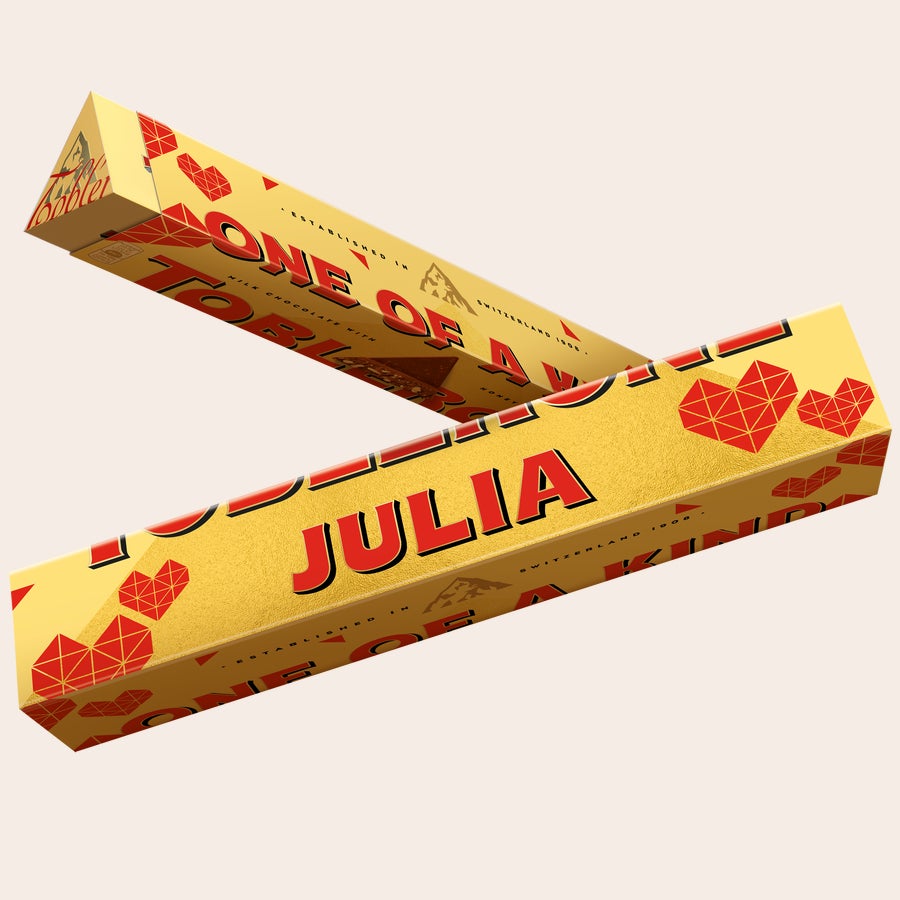 Toblerone Liefde met naam Gepersonaliseerde Toblerone reep met de naam 'JULIA' en geprinte hartjes