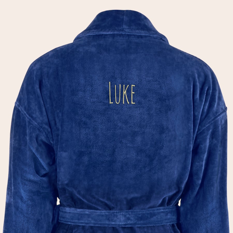 Halat de baie - Bărbați Halat de baie personalizat de lux, bleumarin, cu numele LUKE brodat cu ață aurie pe spate.