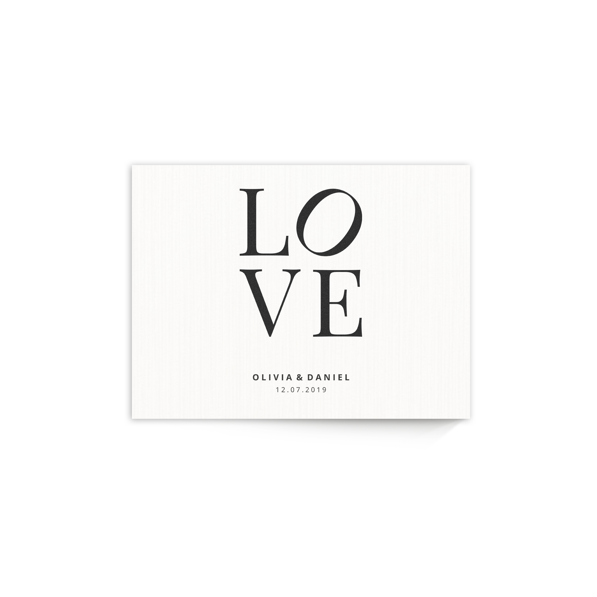 Tableau en bois personnalisé avec la photo du mot LOVE et les noms Olivia & Daniel, date 12.07.2019