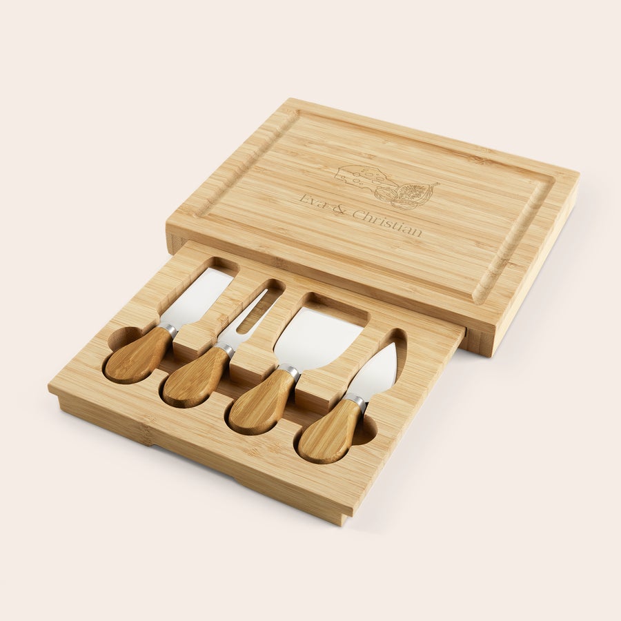 Set cadou tabla cu branza gravata din lemn Set cadou personalizat de tabla de branza din bambus, cu 4 cutite, gravata cu "Eva & Christian"