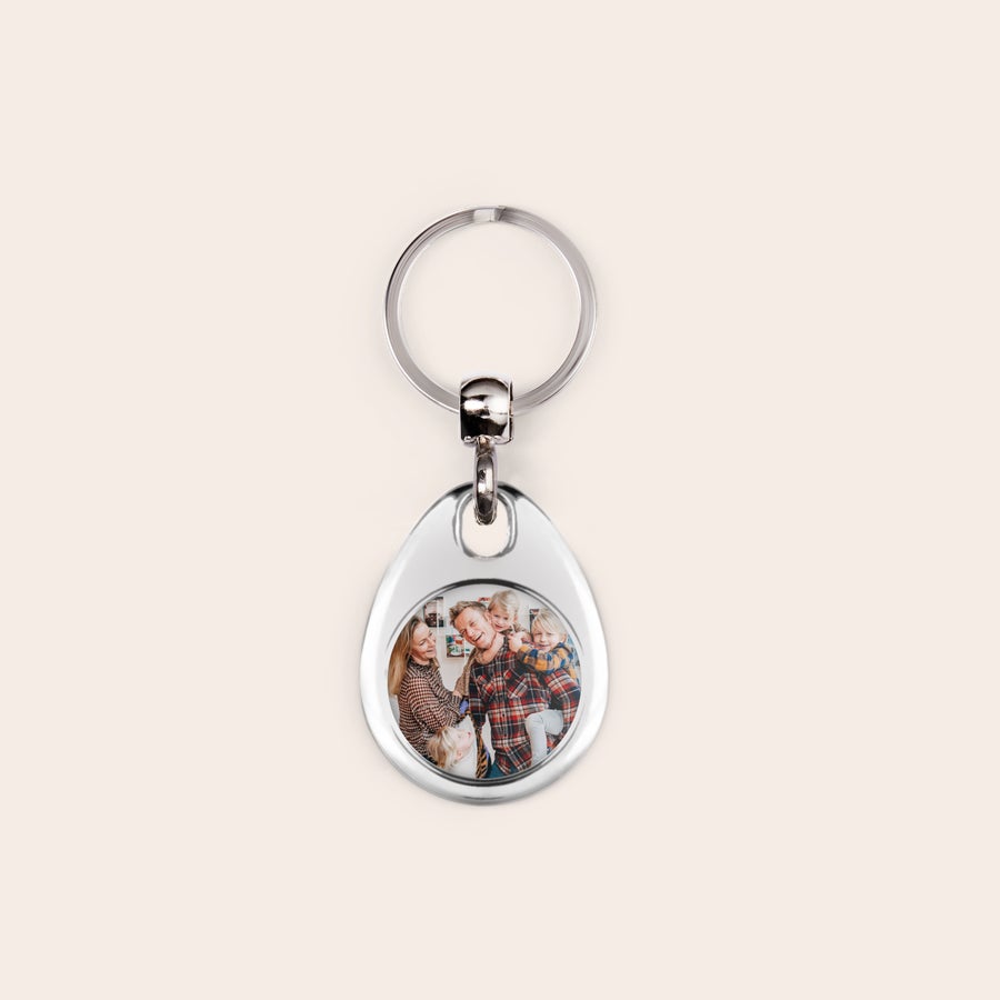 Personalised key ring - Stainless steel Silver keyring with an oval pendant printed with a family photo. Give an original keyring with your own photo.