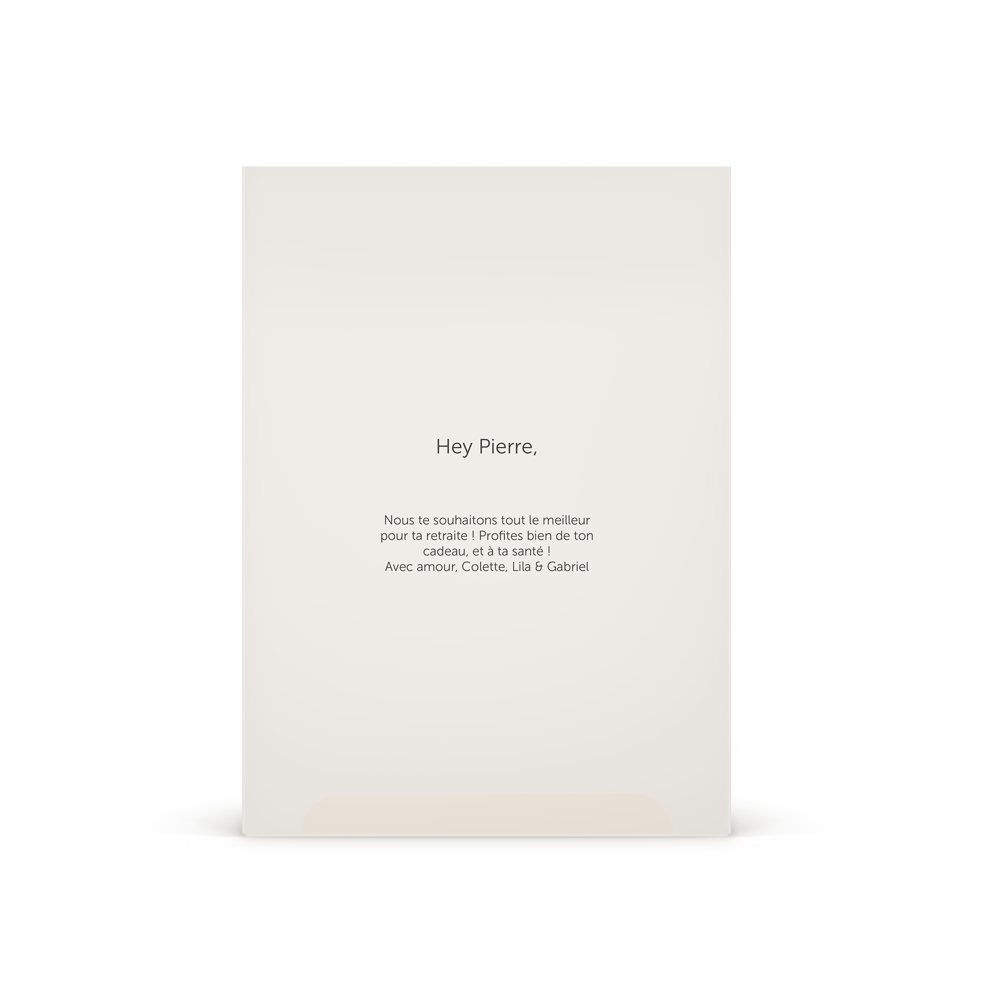Page intérieure du coffret bien-être personnalisé pour homme avec un message imprimé "Hey Pierre, Nous te souhaitons tout le meilleur pour ta retraite ! Profites bien de ton cadeau, et à ta santé ! Avec amour, Colette, Lila & Gabriel".