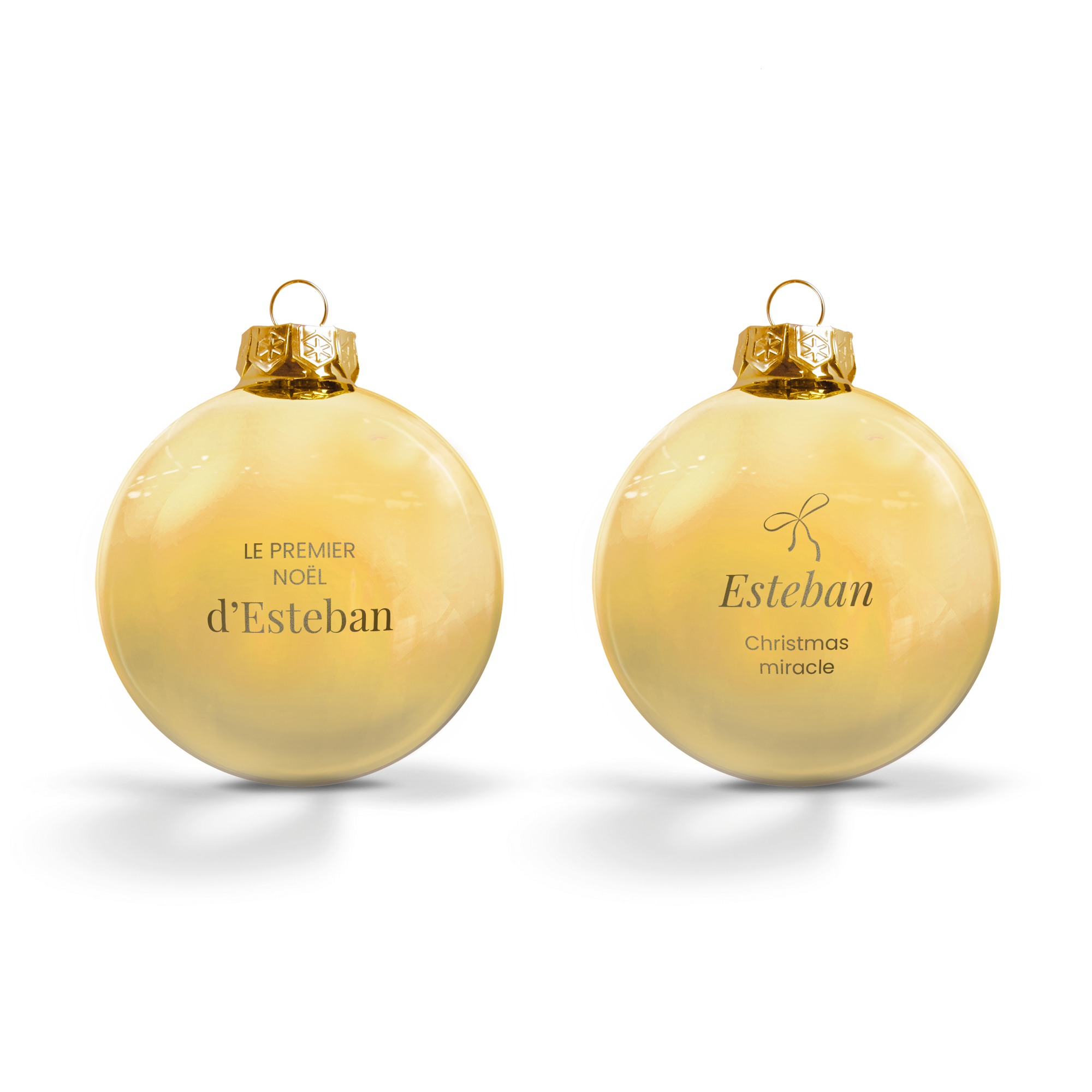 Deux boules de Noël en verre personnalisées et gravées avec les noms LE PREMIER NOEL d'Esteban et Esteban