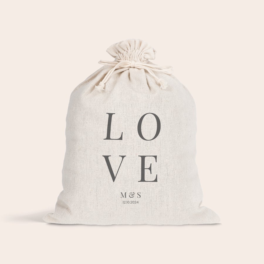 Geschenkbeutel Geschenkbeutel aus Baumwolle mit "LOVE" und Namen, bedruckt mit "M & S" und Datum "12.10.2024" als personalisiertes Geschenk