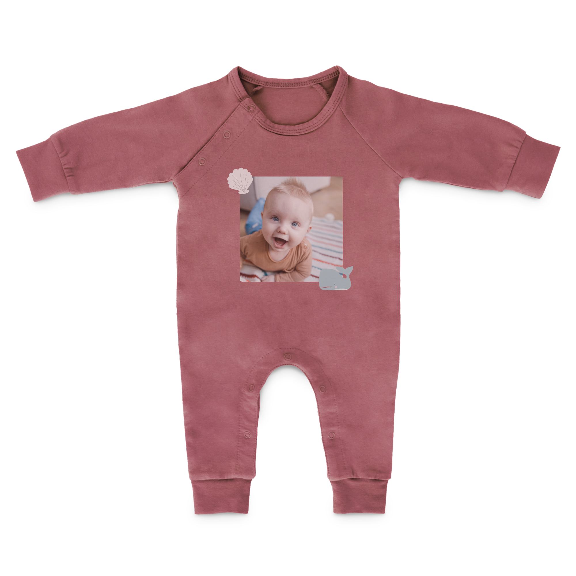 Rosa Babystrampler mit langen Ärmeln und Druckknöpfen, bedruckt mit Babyfoto, Muschel und Wal. Dieser Babystrampler ist eine tolle Überraschung für die frischgebackenen Eltern.